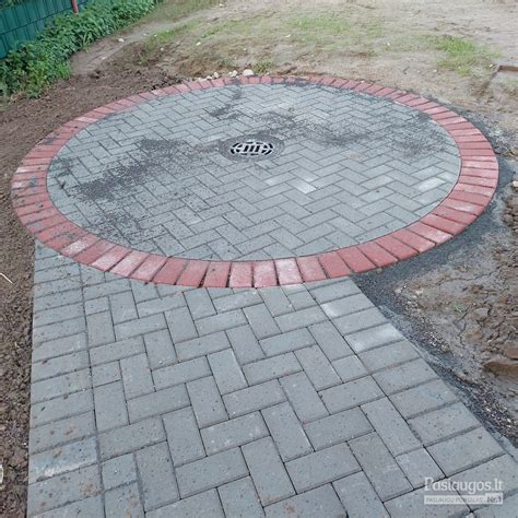 Betoninių trinkelių korinės aikštelės pavyzdys daugiabučio kieme