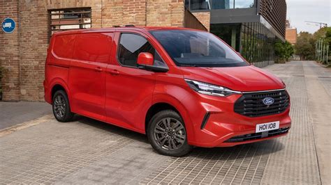 Ford Transit Custom su skirtingomis komplektacijomis ir spalvomis