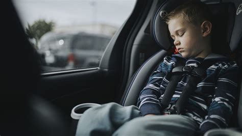 vaikas prisisegęs automobilinėje kėdutėje