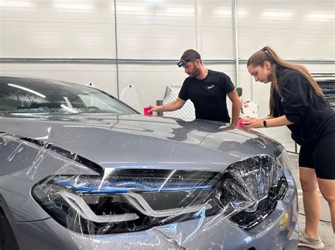 Automobilio žibintas, apklijuotas apsaugine plėvele