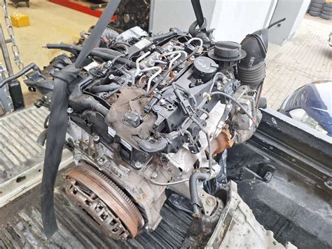 Autodalių sandėlio interjero nuotrauka su tvarkingai sudėtomis dalimis