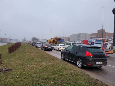 Avarijos vieta Ringauduose, Šakių plente, su sudaužytais mikroautobusu ir sunkvežimiu