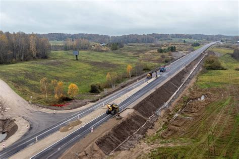 Lietuvos kelio ruožas su plikledžiu ir įspėjamaisiais ženklais