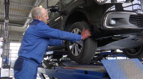Nuotrauka, iliustruojanti automobilio patikrą servise