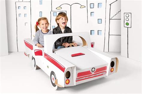 Teminis automobilis su reklaminiais lipdukais