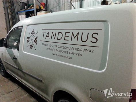 Pavyzdžiai automobilių su įvairių tipų reklama