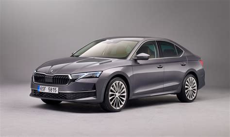 Skoda Octavia važiuojanti užmiesčio keliu
