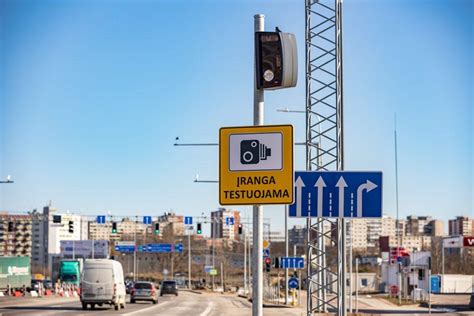 Tematinė nuotrauka su greičio matuokliu ir automobiliu Slovakijos kelyje