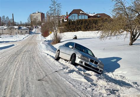 BMW automobilis, pastatytas ant kelio