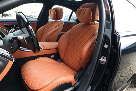 Mercedes-Benz S klasės automobilio interjeras su odiniu salonu