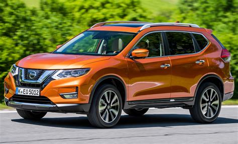 Teminė nuotrauka su Nissan X-Trail T32 interjero, kuriame matomas sumontuotas Android radijas