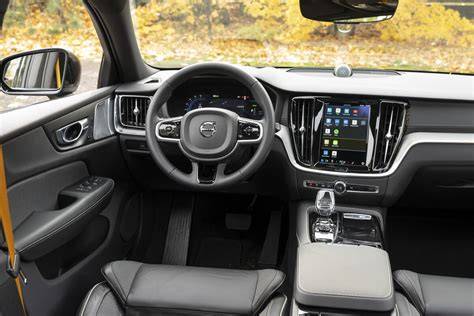 Volvo_V60_dizainas_interior_palyginimas