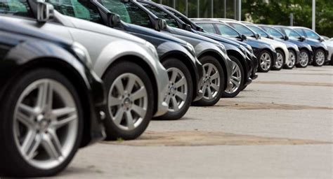 Nuotrauka su skirtingais naudotų automobilių modeliais
