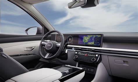 Naujojo Hyundai Tucson interjero nuotrauka su išmaniojo telefono integracija ir skaitmeninio rakto funkcija.