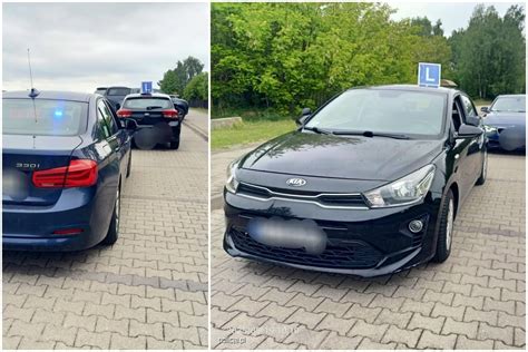 Vairavimo instruktorius konsultuoja mokinį prie automobilio