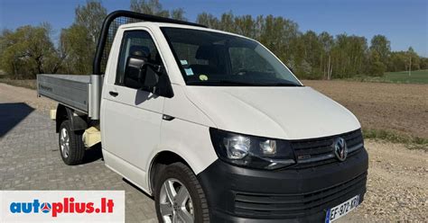 Volkswagen Transporter T4 krovininis mikroautobusas su būda, važiuojantis keliu