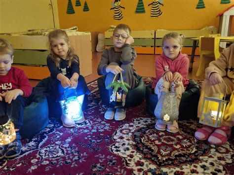 vaikai ir suaugusieji dalinasi žibintų šviesa