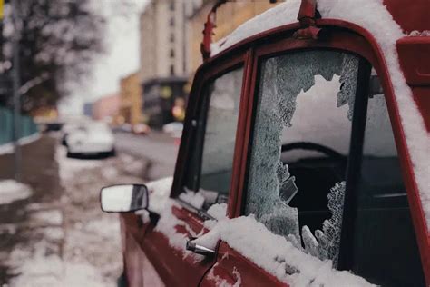 Teminė nuotrauka, vaizduojanti užšalusias automobilio dureles žiemą