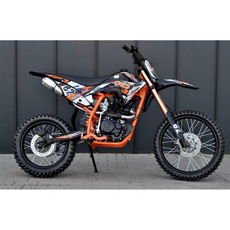 Motociklas su skysčiu aušinamu varikliu