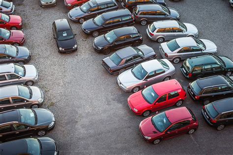 infografika, iliustruojanti veiksnius, darančius įtaką automobilio vertei