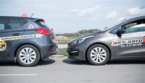 Vairuotojų mokyklos aplinka su mokymo automobiliais