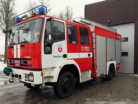 Gaisrinis automobilis gesinimo metu, naudojantis vandens patranką
