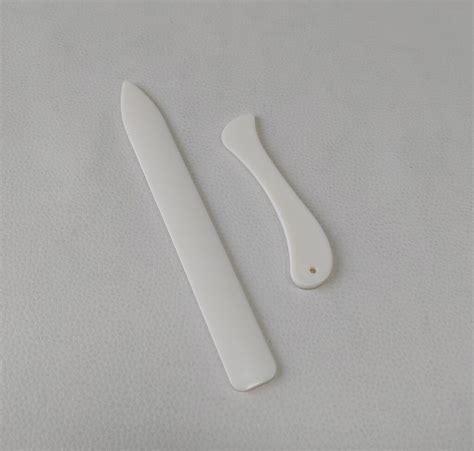 Įrankiai, skirti veidrodėlio stiklo keitimui: plastikinis įrankis, atsuktuvas su audiniu, naujas veidrodėlio stiklas, pirštinės
