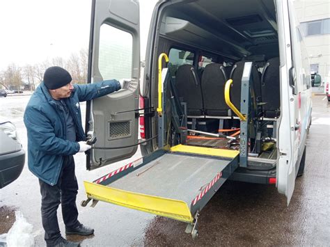 Nuotrauka, iliustruojanti pritaikytą automobilį neįgaliesiems