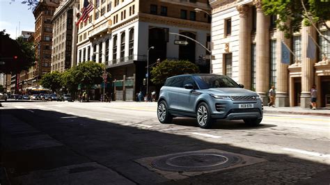 Land Rover automobilio parkavimas su sistema