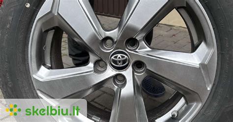 Ratlankiai ir padangos ant Toyota Yaris automobilio