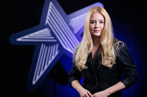 Monika Marija oro uoste po grįžimo