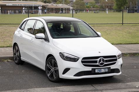 Mercedes-Benz B180 bendras vaizdas mieste