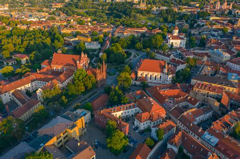 Vilniaus senamiesčio vaizdas vakare, su švytinčiais restoranais