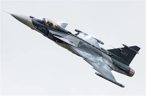 „Gripen E“ lėktuvas su pavaizduotais jutikliais ir ginkluotės sistemomis