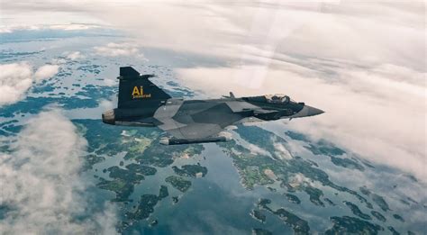 „Gripen E“ pilotų kabinos vaizdas su plataus ekrano ekranu (WAD)
