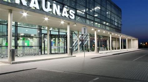 Nuotrauka: moderni automobilių stovėjimo aikštelė su įkrovimo stotelėmis.