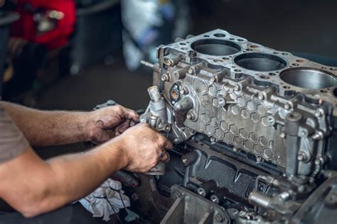 Variklio mechanikas tikrina automobilio variklio būklę