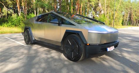 Tematinis foto: automobilis, kurio bakas užpildomas augaliniu aliejumi