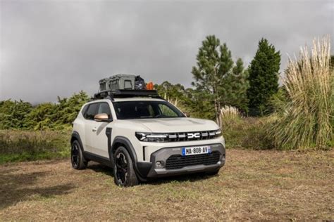 Naujojo Dacia Duster priekinės dalies dizainas su agresyviomis linijomis ir vertikaliai sustatytu priekiu