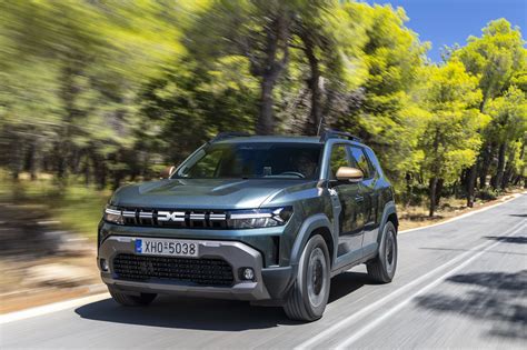 Informacinė grafika, palyginanti Dacia Duster ECO-G 100 degalų sąnaudas ir CO2 emisijas su benzininiu varikliu