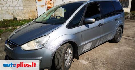 Teminis nuotrauka: Ford Galaxy automobilis su šeima, iliustruojanti erdvumą ir patogumą