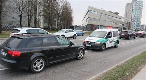 Teminė nuotrauka, vaizduojanti automobilio avariją ir draudimo dokumentus