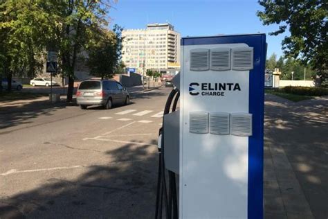Tematinė nuotrauka: kelių tinklas su elektrinių įkrovimo stotelių simboliais