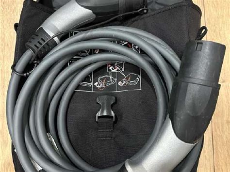 Įvairūs BMW i3 įkrovimo kabeliai ir adapteriai