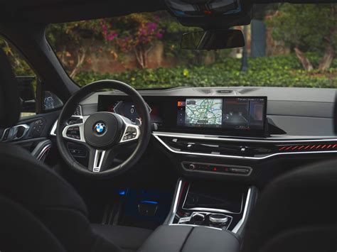 BMW X6 salono nuotrauka su skaitmeniniais ekranais