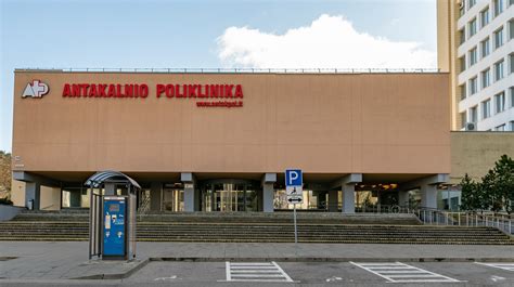 Tematinė nuotrauka, vaizduojanti stovėjimo aikštelę ir įspėjamuosius ženklus