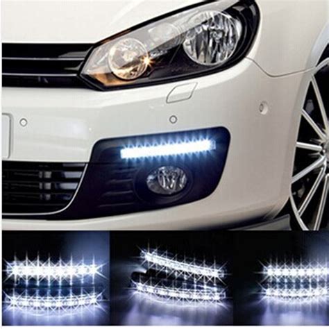 automobilis su įjungtais dienos šviesos žibintais
