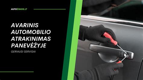 Technikas tikrina rato guolį ant automobilio keltuvo