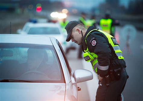 nuotrauka: policijos pareigūnai tikrina saugos diržų naudojimą eismo kontrolės metu