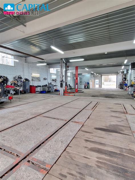Fotografija, rodanti automobilių dirbtuvės įrankius arba mechaniką, atliekantį diagnostiką.